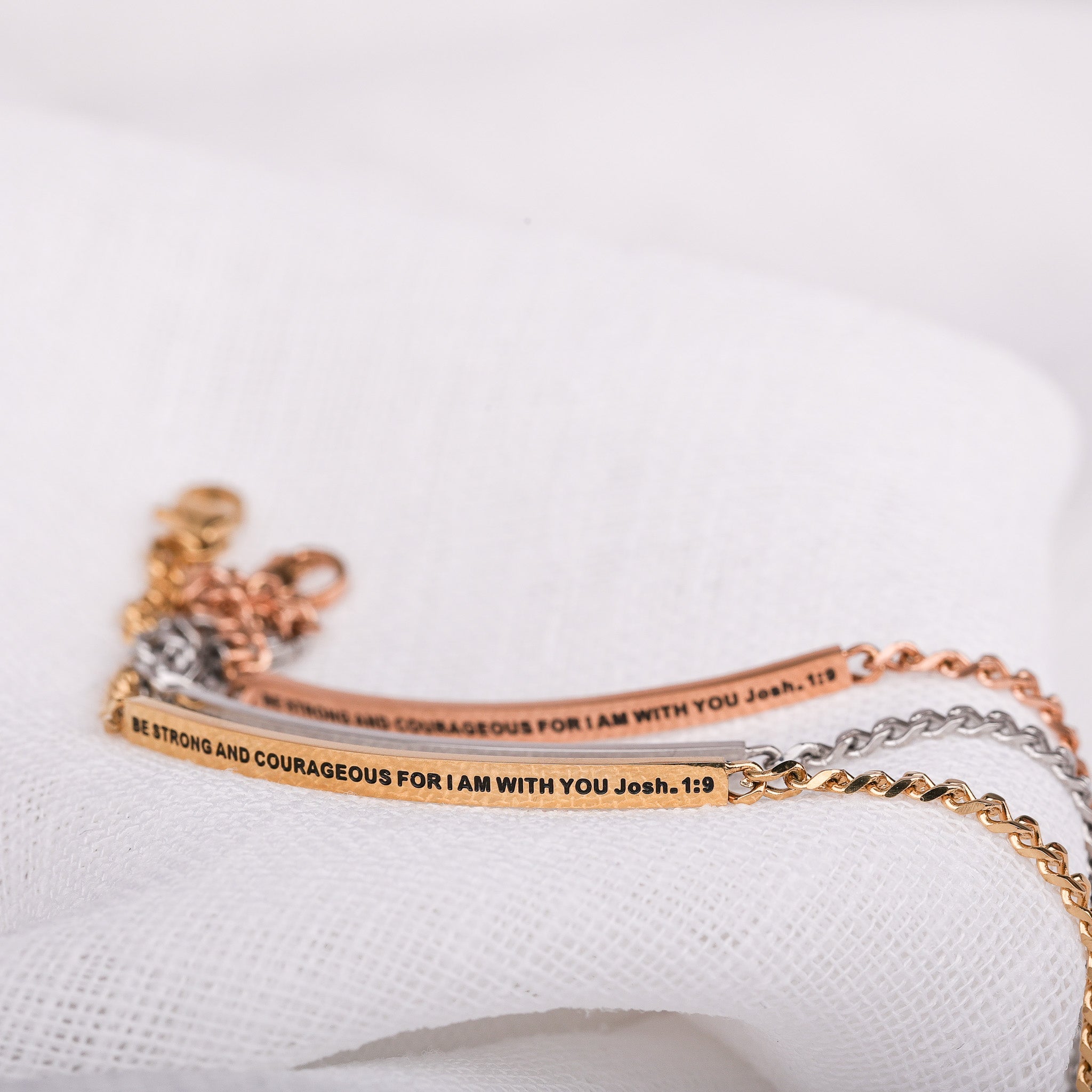 BE STRONG AND COURAGOUS FOR I AM WITH YOU- DAINTY CHAIN BRACELET - Inspiration Co.